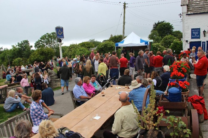 Summer ukular fun at Sixpenny Handley and the Square & Compass